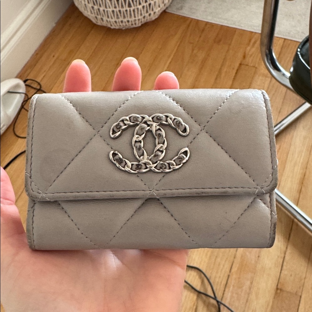 CHANEL Silver Quilted Women's Wallet - Picture 2 of 7
